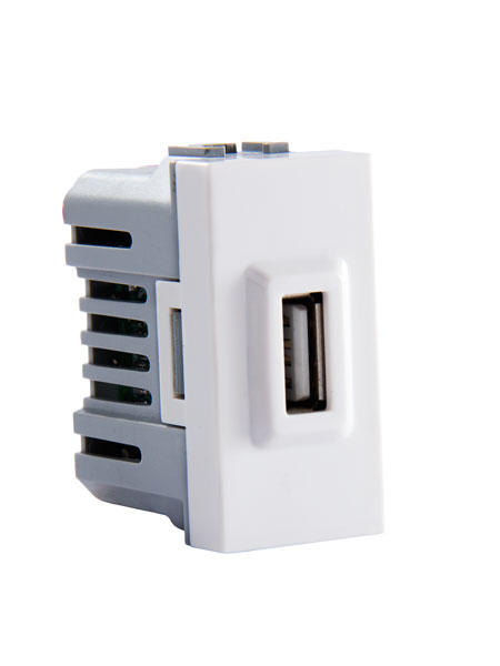 سوکت USB تییرا توسط صفحه ای به قاب فیکس می‌شود و قابل اتصال به قاب های تک خانه، دو خانه، سه و چهار خانه است که طبق سلیقه مشتری باقاب ها رنگی ست می‌شود 