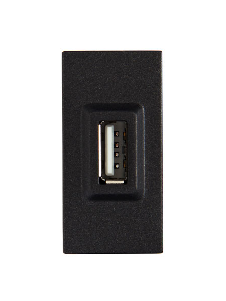  سوکت USB تییرا توسط صفحه ای به قاب فیکس می‌شود و قابل اتصال به قاب های تک خانه، دو خانه، سه و چهار خانه است که طبق سلیقه مشتری باقاب ها رنگی ست می‌شود