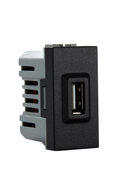  سوکت USB تییرا توسط صفحه ای به قاب فیکس می‌شود و قابل اتصال به قاب های تک خانه، دو خانه، سه و چهار خانه است که طبق سلیقه مشتری باقاب ها رنگی ست می‌شود